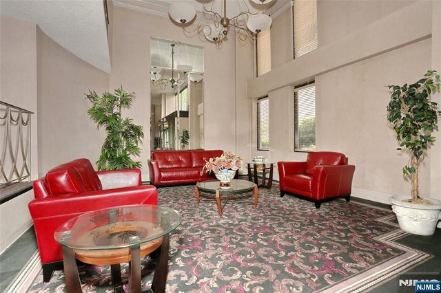 160 Overlook Avenue 19D, Hackensack, NJ 07601