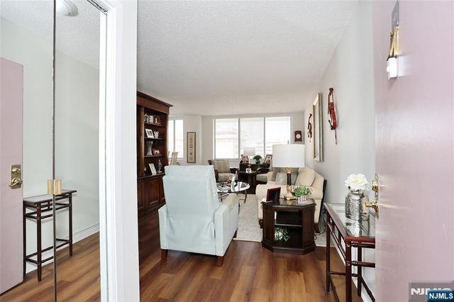 160 Overlook Avenue 19D, Hackensack, NJ 07601