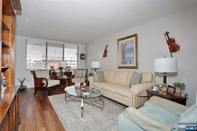 160 Overlook Avenue 19D, Hackensack, NJ 07601