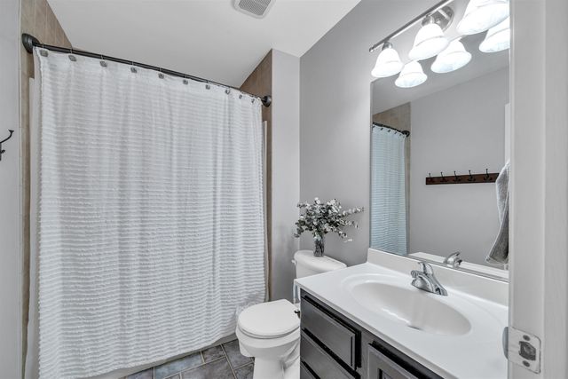 1101 N Raintree Dr, Derby, KS 67037