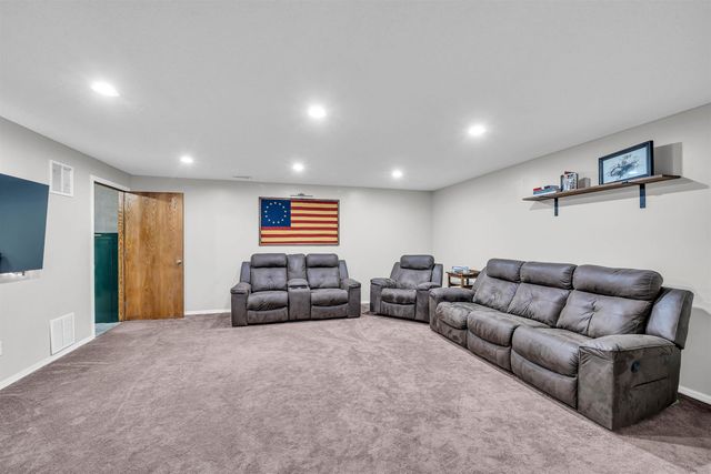 1101 N Raintree Dr, Derby, KS 67037