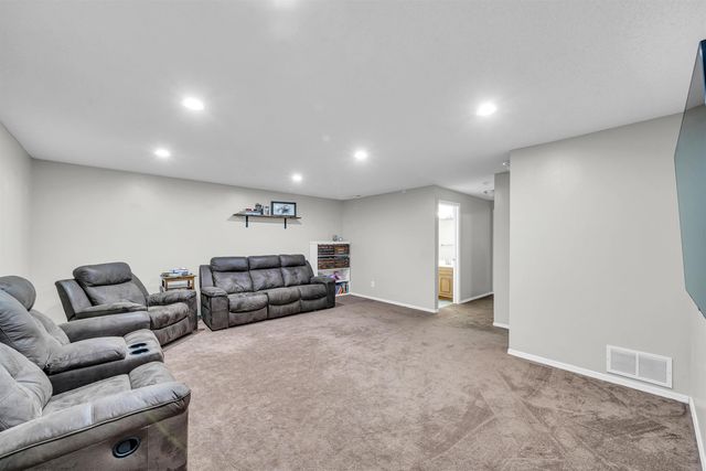 1101 N Raintree Dr, Derby, KS 67037