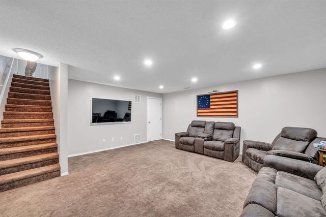 1101 N Raintree Dr, Derby, KS 67037