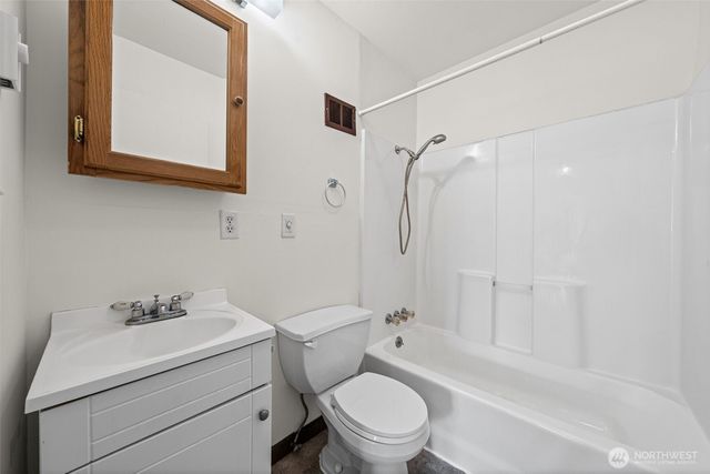205 W Saar Street, Kent, WA 98032