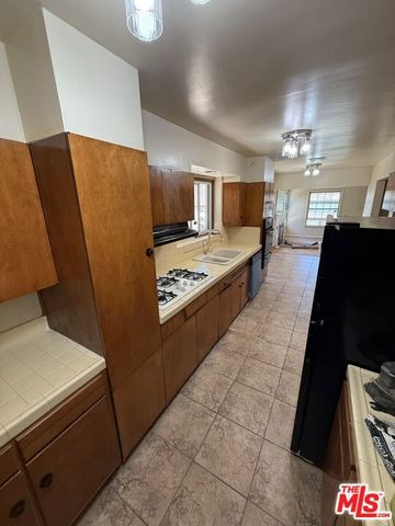 10318 S Manhattan Place, Los Angeles, CA 90047