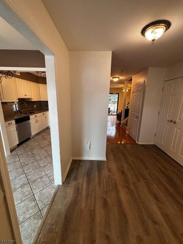 4 Peach Ct, Raritan Twp., NJ 08822