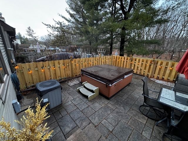 4 Peach Ct, Raritan Twp., NJ 08822