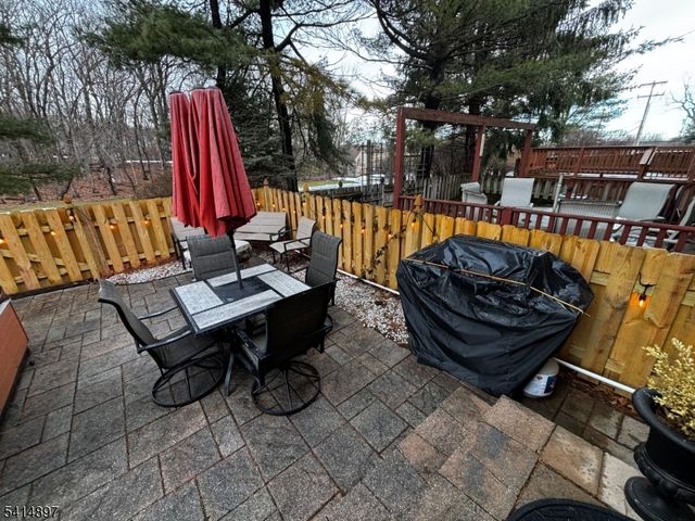 4 Peach Ct, Raritan Twp., NJ 08822