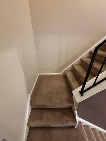 4 Peach Ct, Raritan Twp., NJ 08822