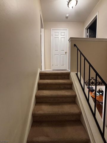 4 Peach Ct, Raritan Twp., NJ 08822