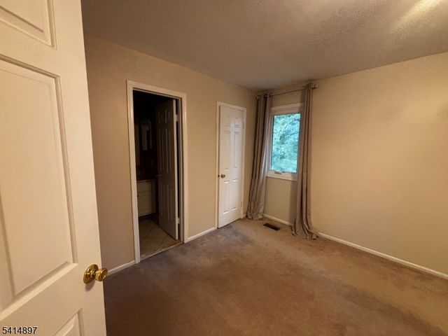 4 Peach Ct, Raritan Twp., NJ 08822