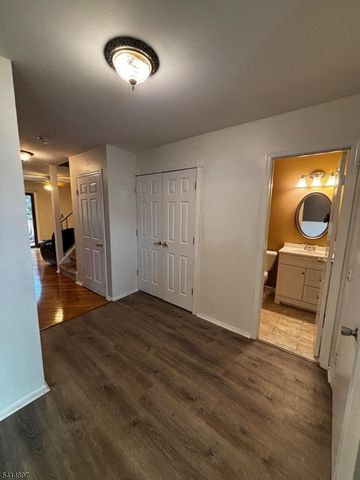 4 Peach Ct, Raritan Twp., NJ 08822