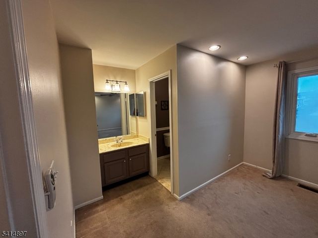 4 Peach Ct, Raritan Twp., NJ 08822