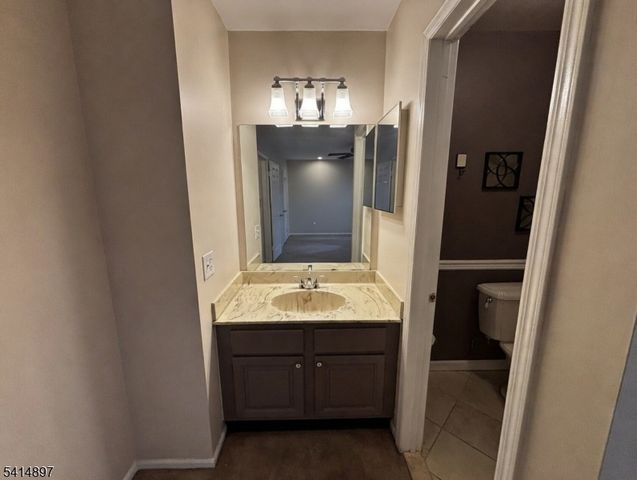 4 Peach Ct, Raritan Twp., NJ 08822