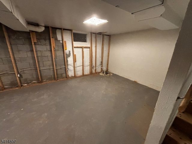 4 Peach Ct, Raritan Twp., NJ 08822