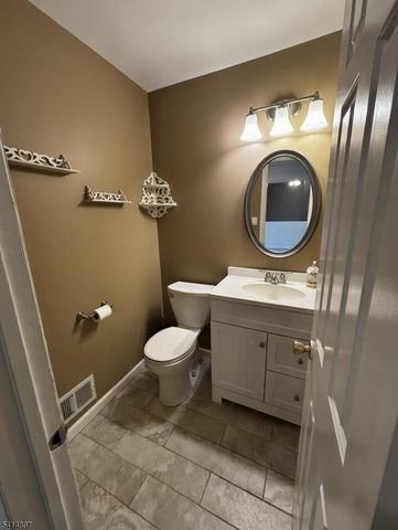 4 Peach Ct, Raritan Twp., NJ 08822