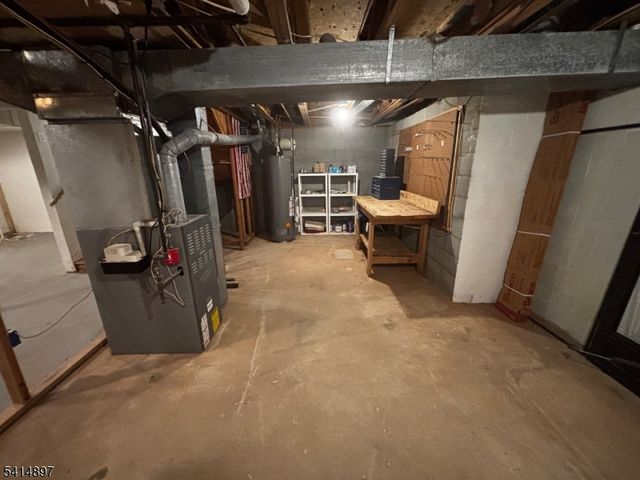 4 Peach Ct, Raritan Twp., NJ 08822