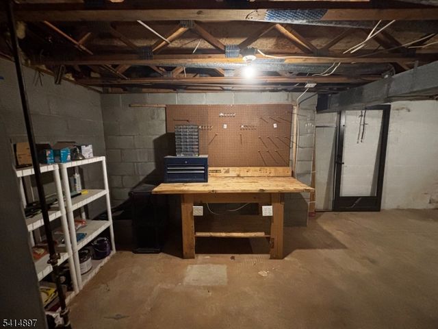 4 Peach Ct, Raritan Twp., NJ 08822