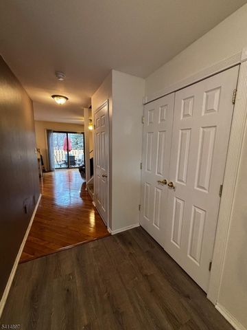 4 Peach Ct, Raritan Twp., NJ 08822