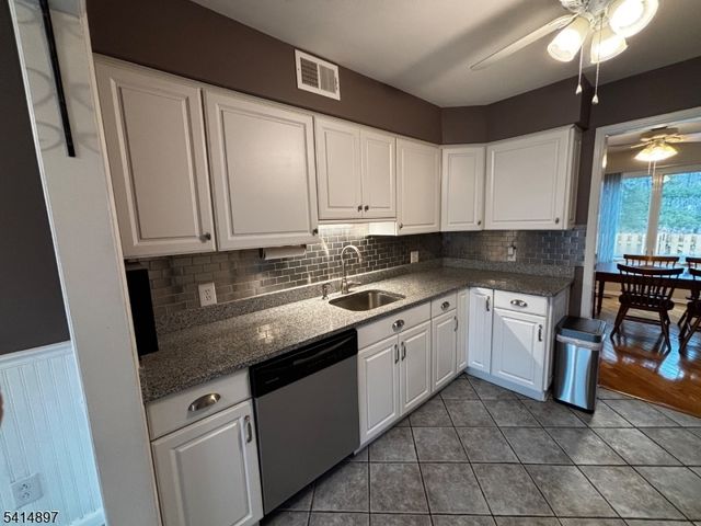 4 Peach Ct, Raritan Twp., NJ 08822