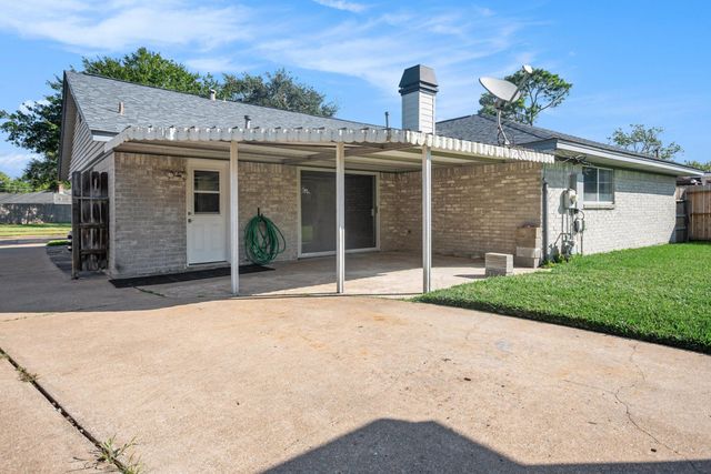 1920 Crooked Creek, Pearland, TX 77581