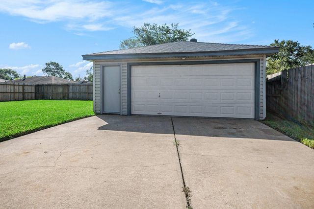 1920 Crooked Creek, Pearland, TX 77581