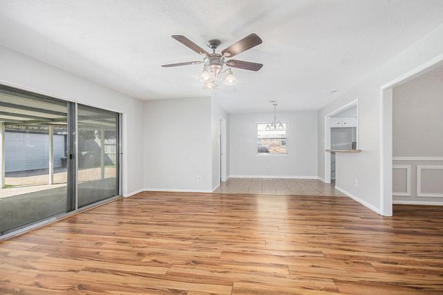 1920 Crooked Creek, Pearland, TX 77581