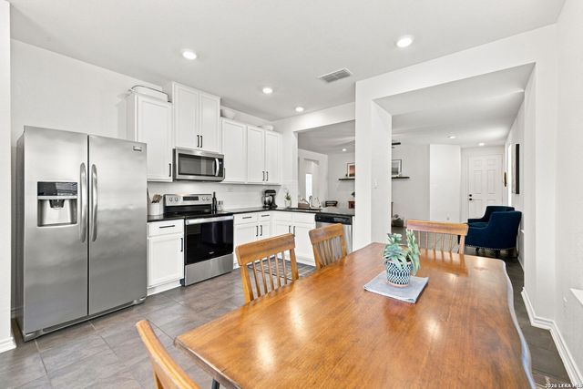 111 E FLOWING RIVER DR, Boerne, TX 78006