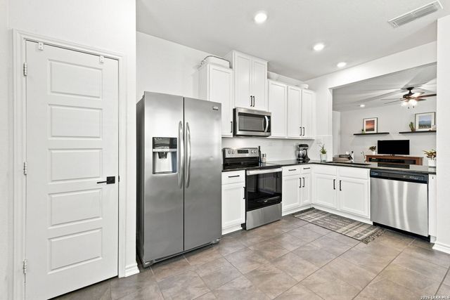 111 E FLOWING RIVER DR, Boerne, TX 78006