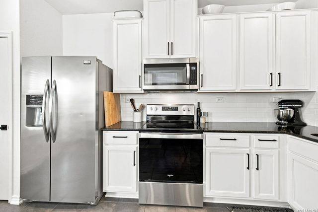 111 E FLOWING RIVER DR, Boerne, TX 78006