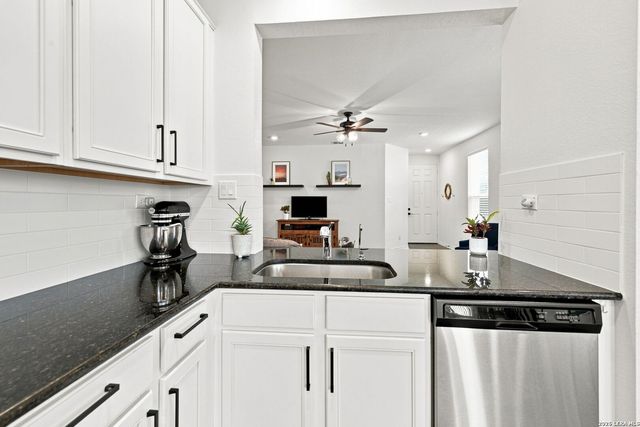 111 E FLOWING RIVER DR, Boerne, TX 78006