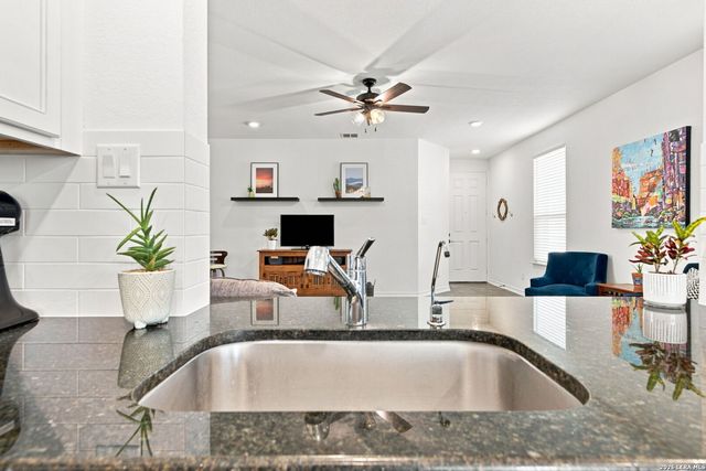 111 E FLOWING RIVER DR, Boerne, TX 78006