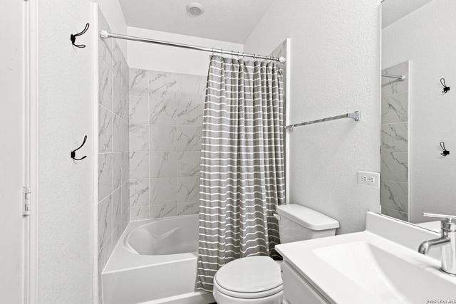 111 E FLOWING RIVER DR, Boerne, TX 78006