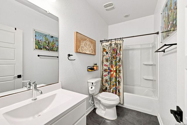 111 E FLOWING RIVER DR, Boerne, TX 78006