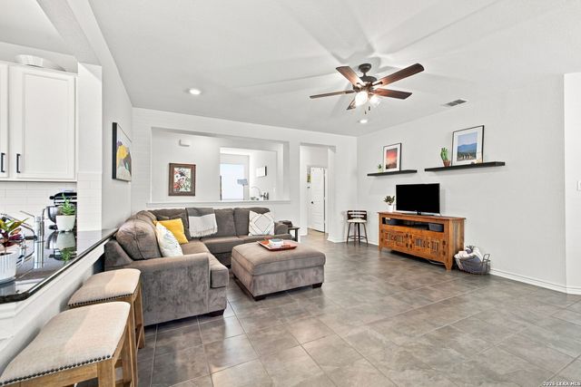 111 E FLOWING RIVER DR, Boerne, TX 78006