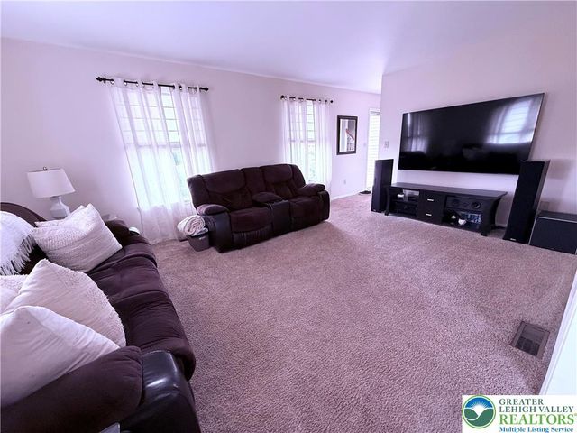 205 FAITH Avenue, Stockertown Boro, PA 18083