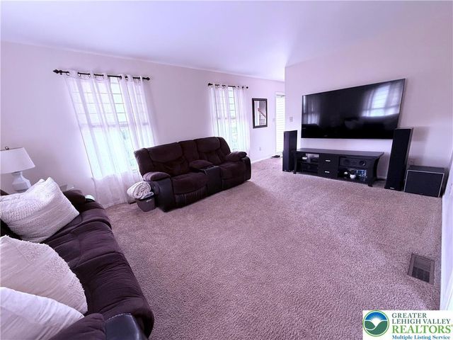 205 FAITH Avenue, Stockertown Boro, PA 18083