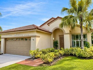 825 Falling Water Rd, Weston, FL 33326
