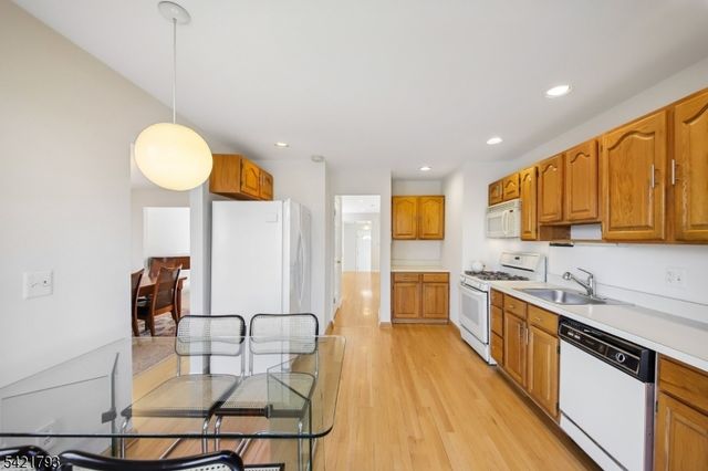 8 Village Green Ct, South Orange Village Twp., NJ 07079