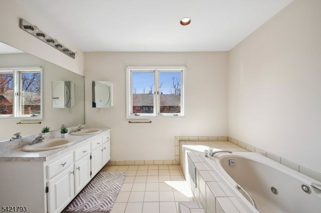 8 Village Green Ct, South Orange Village Twp., NJ 07079