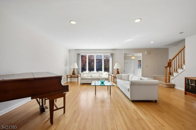 8 Village Green Ct, South Orange Village Twp., NJ 07079