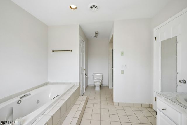 8 Village Green Ct, South Orange Village Twp., NJ 07079