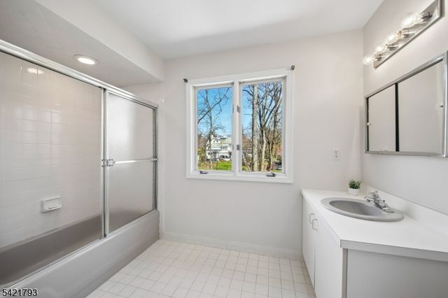 8 Village Green Ct, South Orange Village Twp., NJ 07079