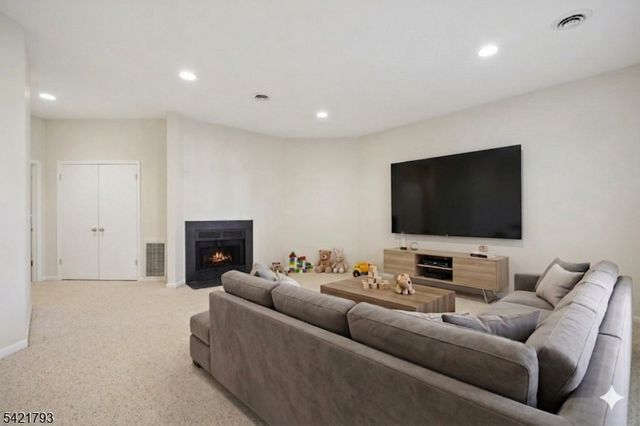 8 Village Green Ct, South Orange Village Twp., NJ 07079