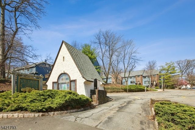 8 Village Green Ct, South Orange Village Twp., NJ 07079