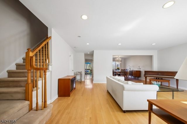 8 Village Green Ct, South Orange Village Twp., NJ 07079