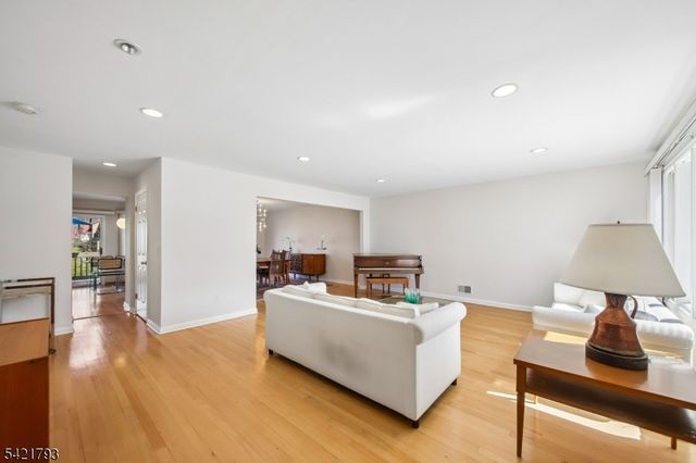 8 Village Green Ct, South Orange Village Twp., NJ 07079