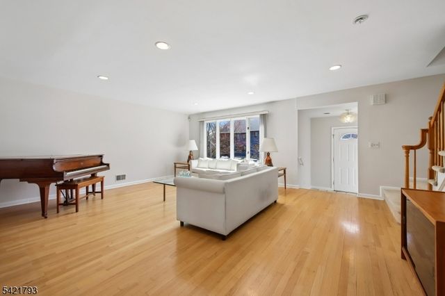 8 Village Green Ct, South Orange Village Twp., NJ 07079