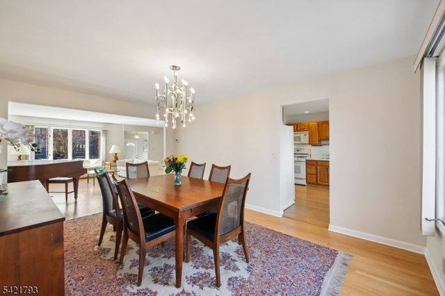 8 Village Green Ct, South Orange Village Twp., NJ 07079