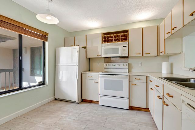 351 Club Circle 207, Boca Raton, FL 33487